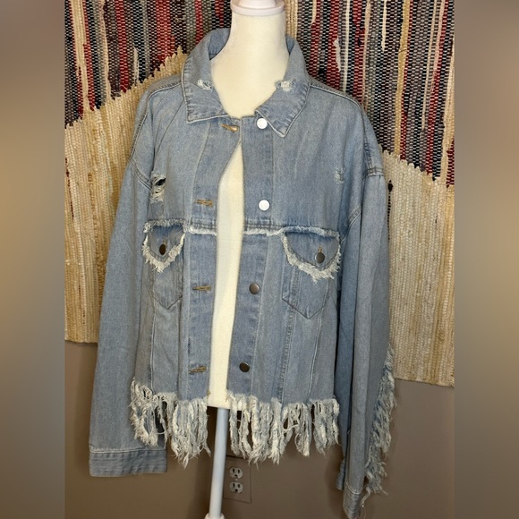 BNWT, PLUS POL cropped, distressed denim jacket with fringe - Picture 12 of 12